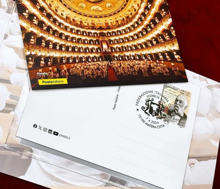 Ecco l’annullo filatelico Poste Italiane per l’Assemblea Nazionale FIC su cartolina della celebre foto di gruppo al Bellini di Catania, che fece il giro del mondo